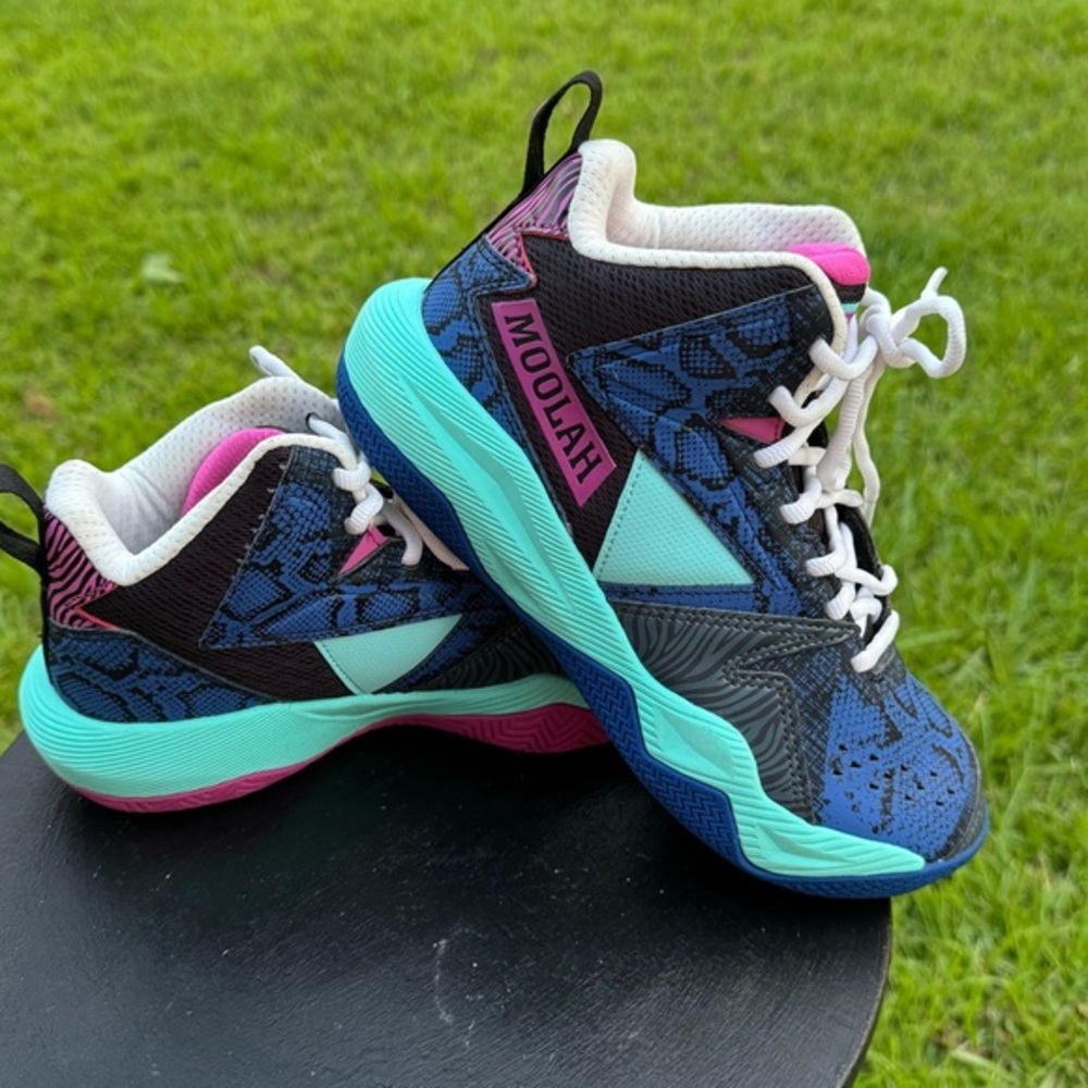 Moolah KIDS PRESS BREAK
TRUE BLUE / AQUA / ROSE VIOLET Y4